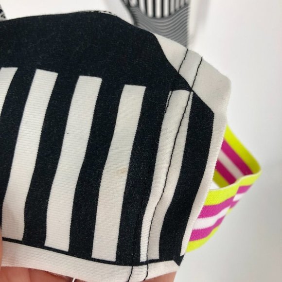 NWT Nike black white abstract Leg-A-See leggings foot  strap xs - Picture 12 of 15